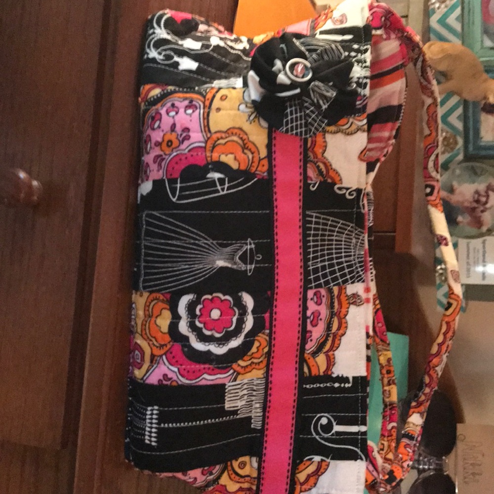Adorable petite bag. 5 pockets on the inside